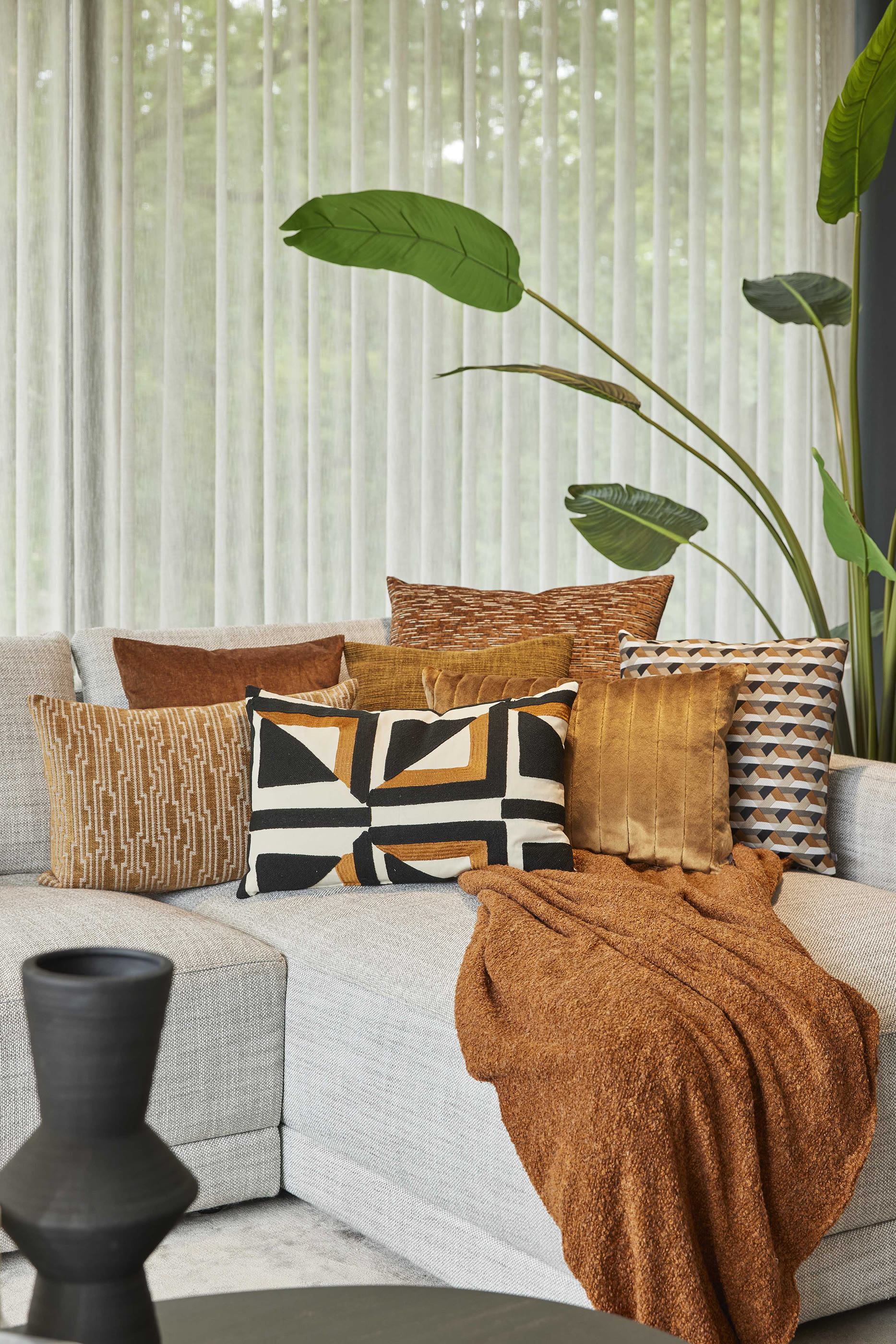 Dafne Fringe Throw Pillow