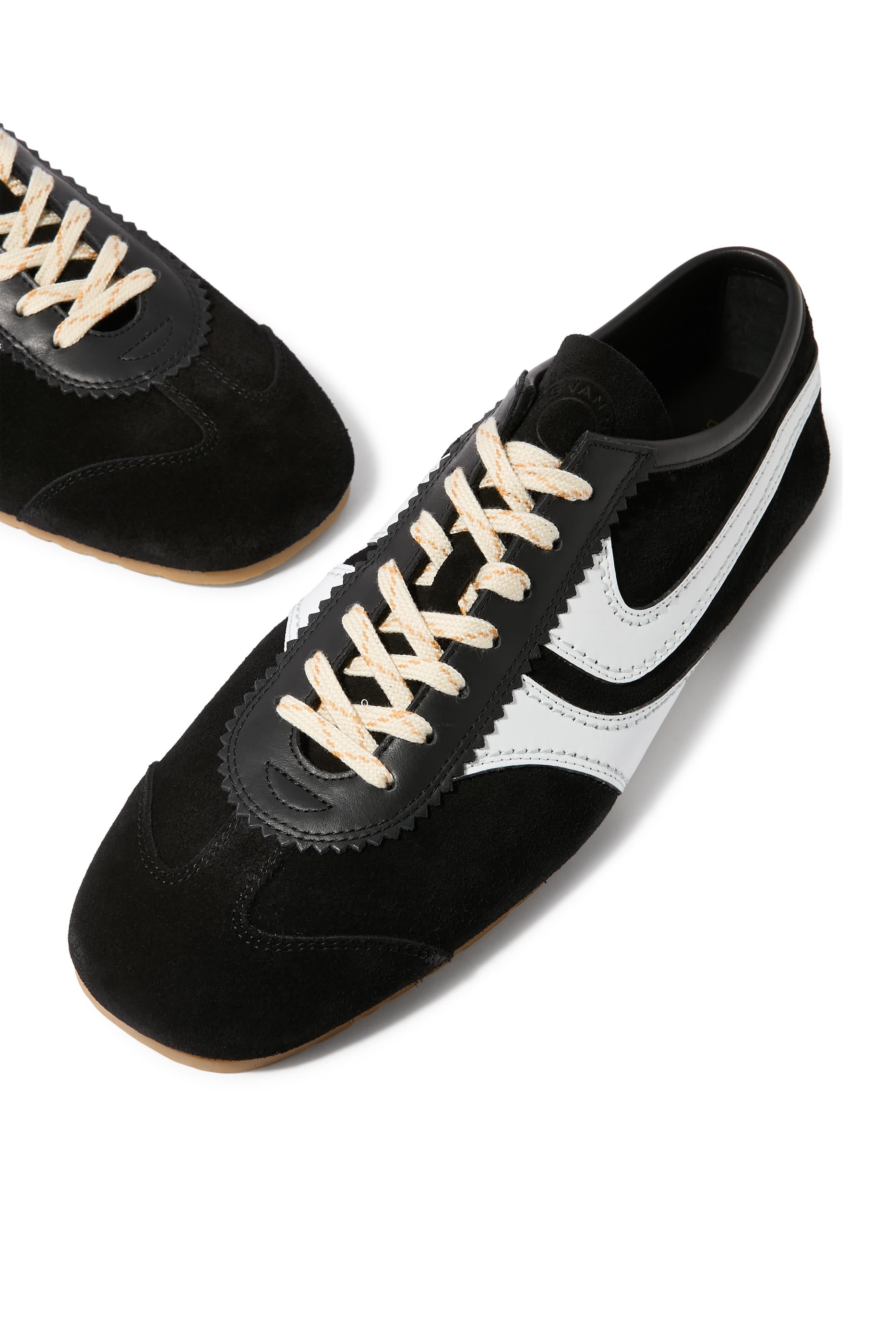  Low-Top Sneakers 