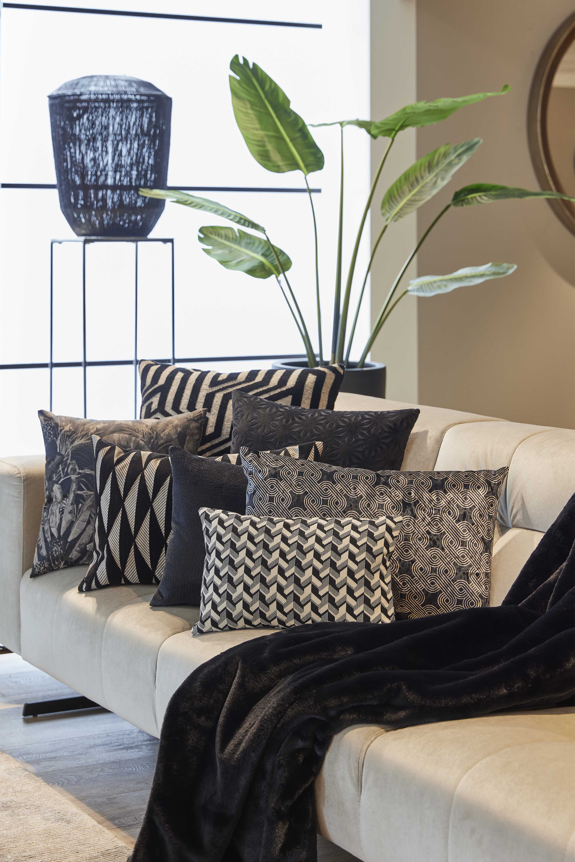 Dafne Fringe Throw Pillow