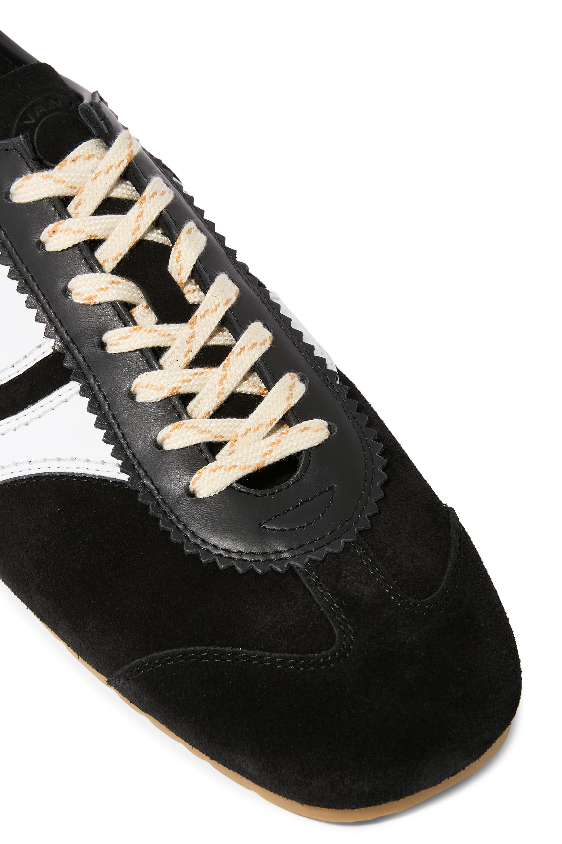  Low-Top Sneakers 