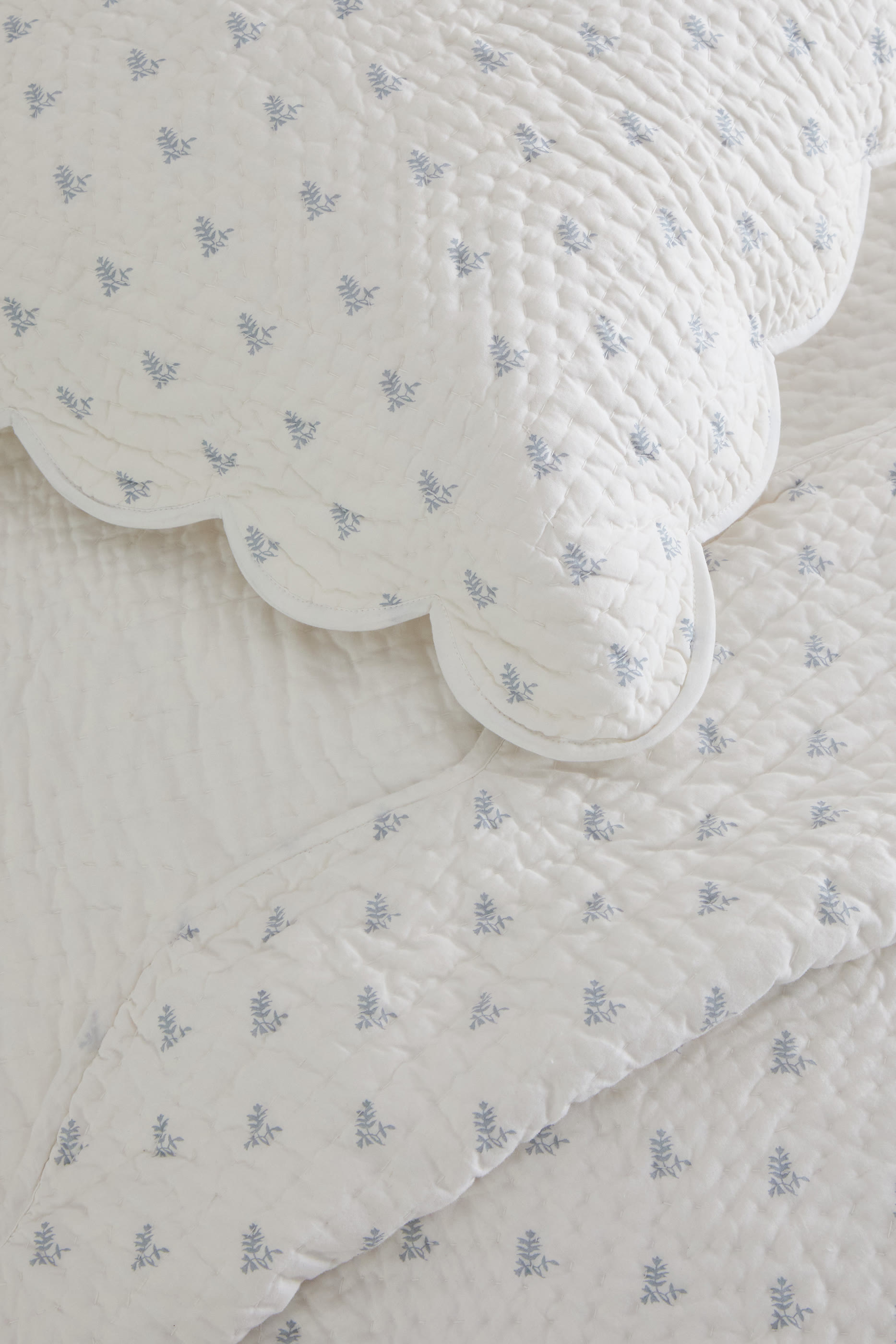 Milfield Scallop Edge Quilt 
