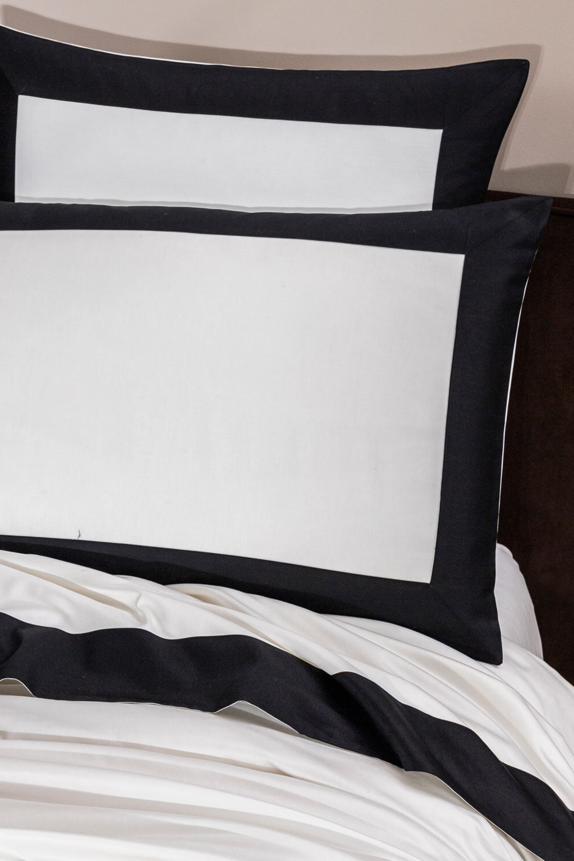 Bold Nero Pillowcase